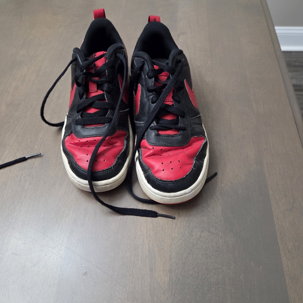 Nike Kids Black and Red Low-Top Sneakers with White Sole